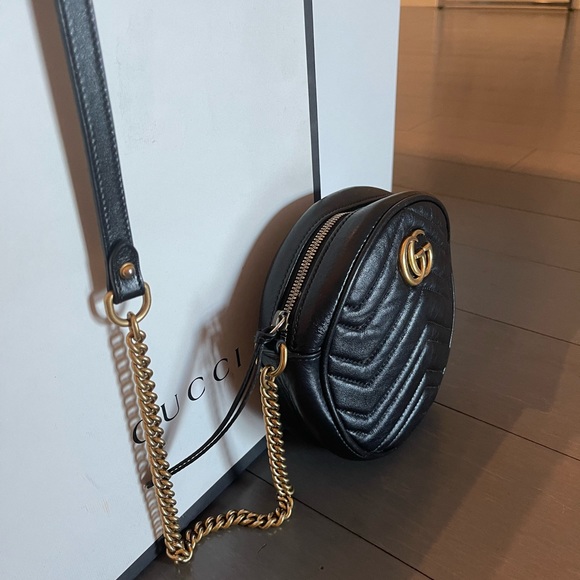 Round Gucci GG Marmont bag in black. Exterior is in impecable condition. - Picture 4 of 7